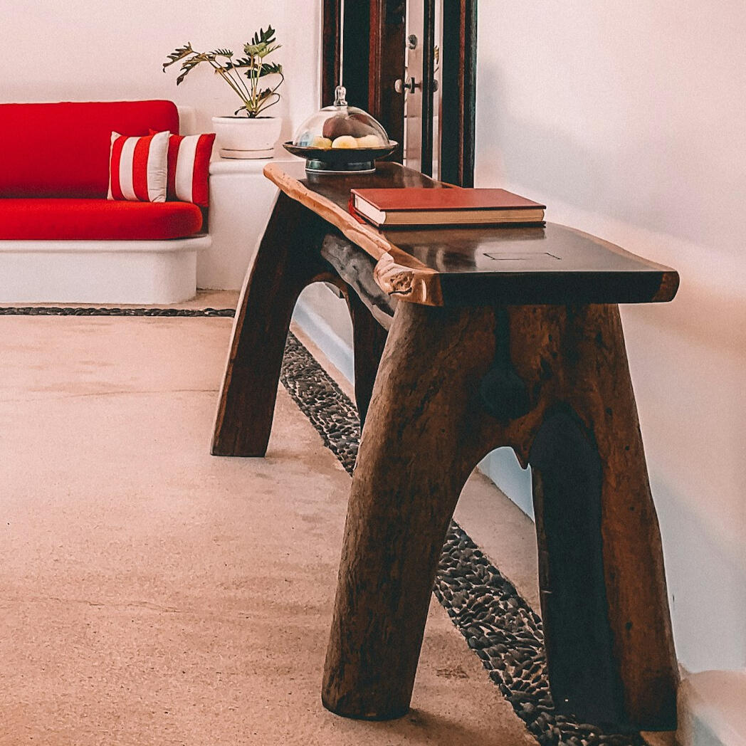 interior de alojamiento turístico con mesa y diseño contemporáneo interior de alojamiento turístico con mesa y diseño contemporáneo