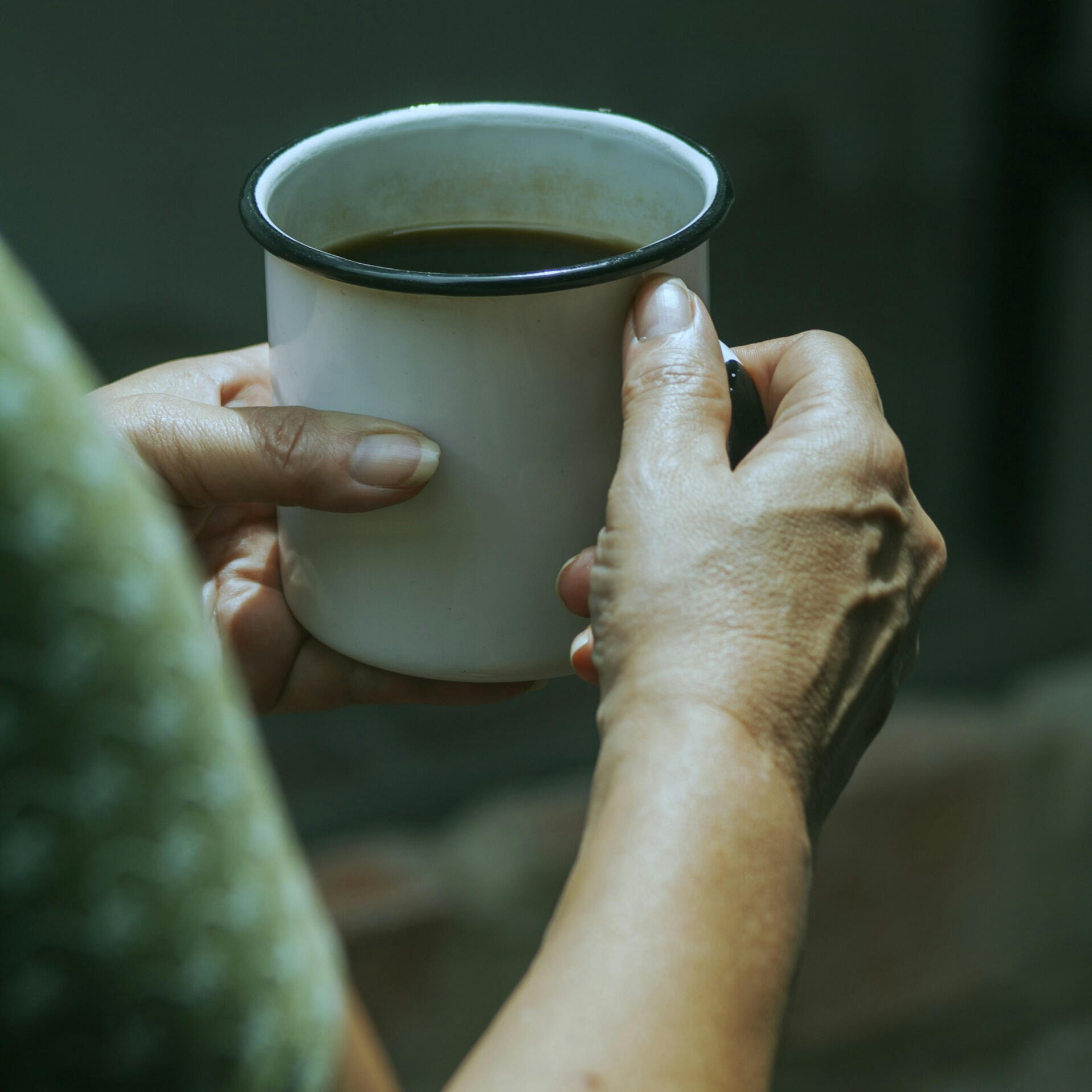La experiencia huésped disfrutando café en alojamiento turístico con ambiente acogedor