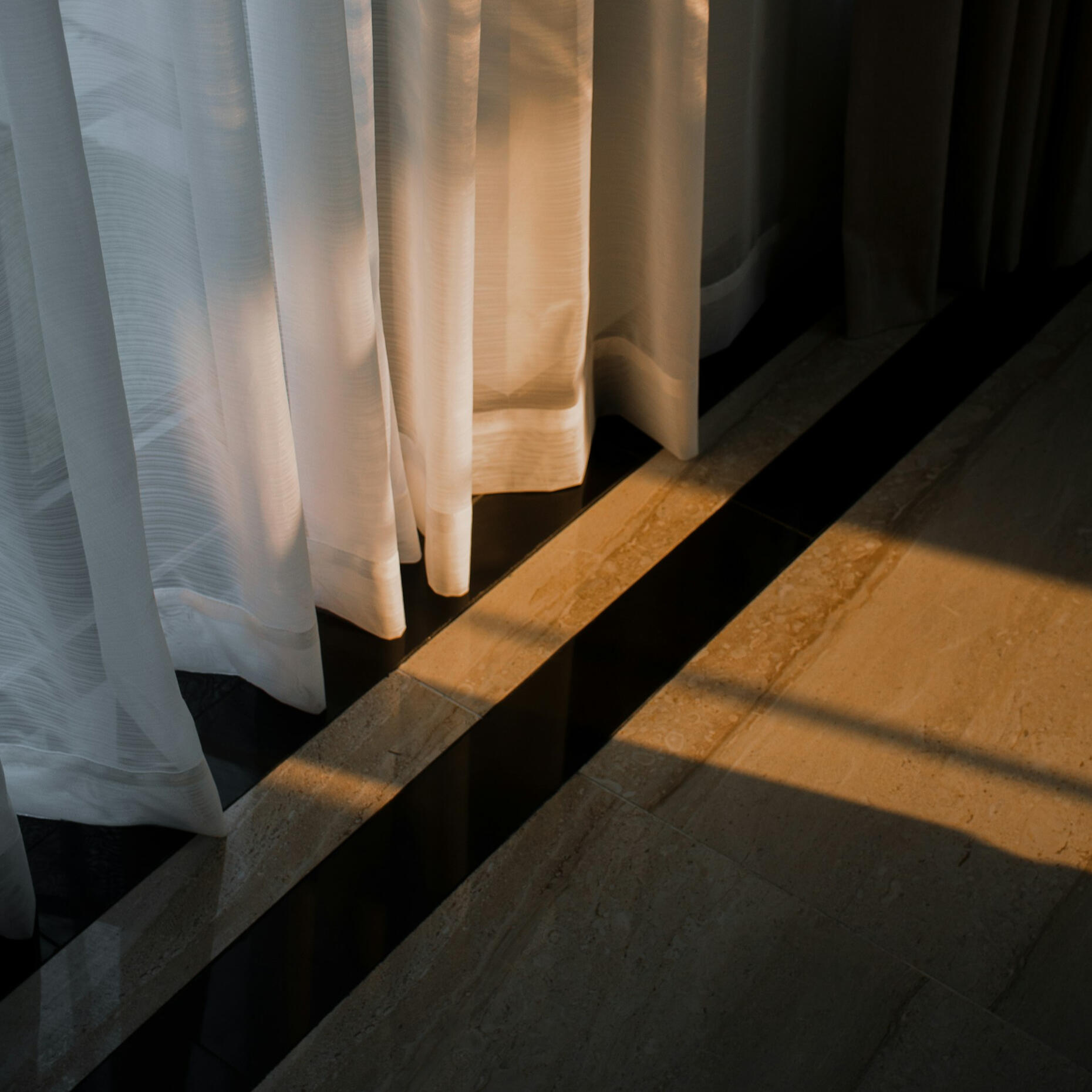 Modelo de pago transparente ventana con cortinas iluminadas por el sol, metáfora de transparencia en precios web para alojamientos