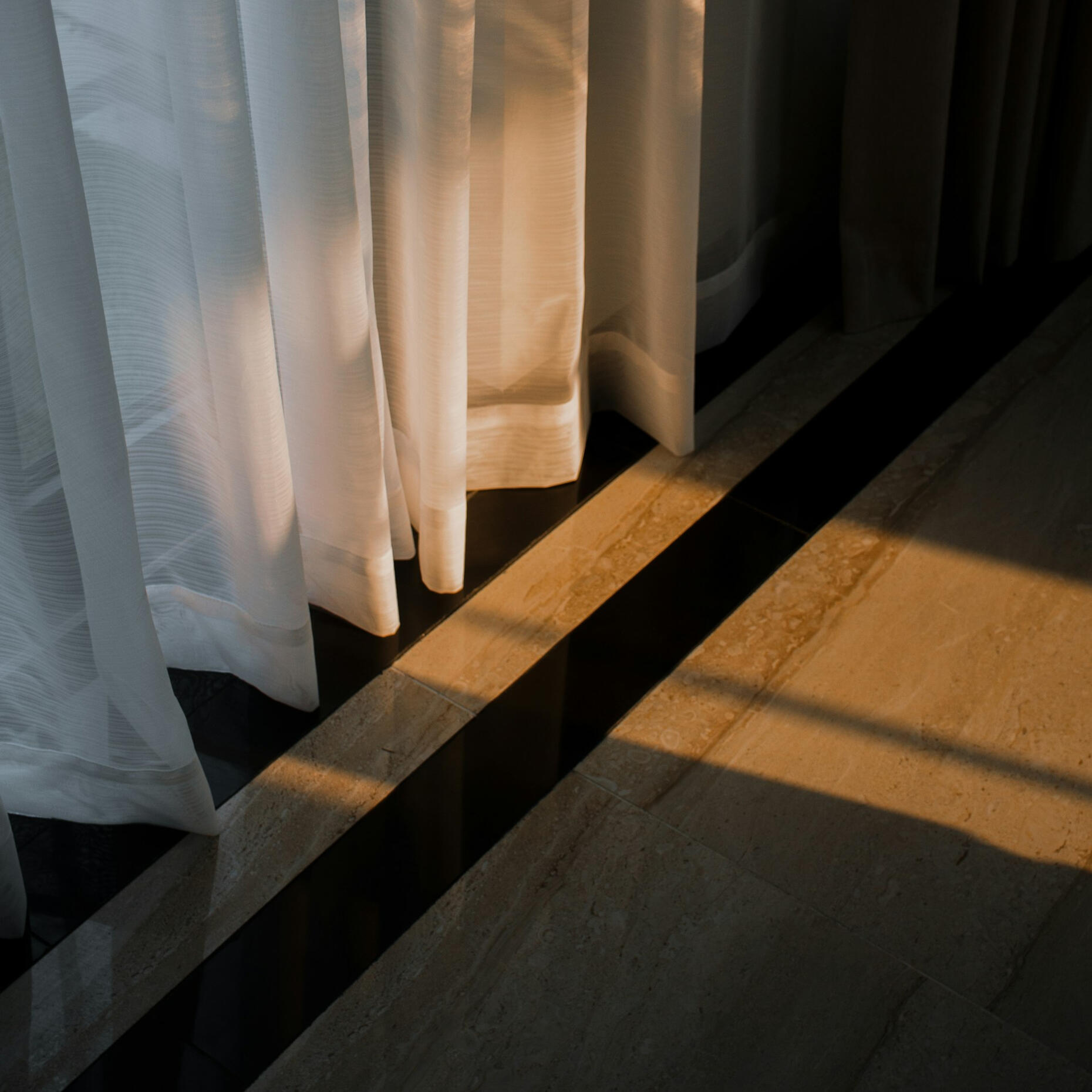 Invierte en reservas ventana iluminada por la luz natural en alojamiento turístico