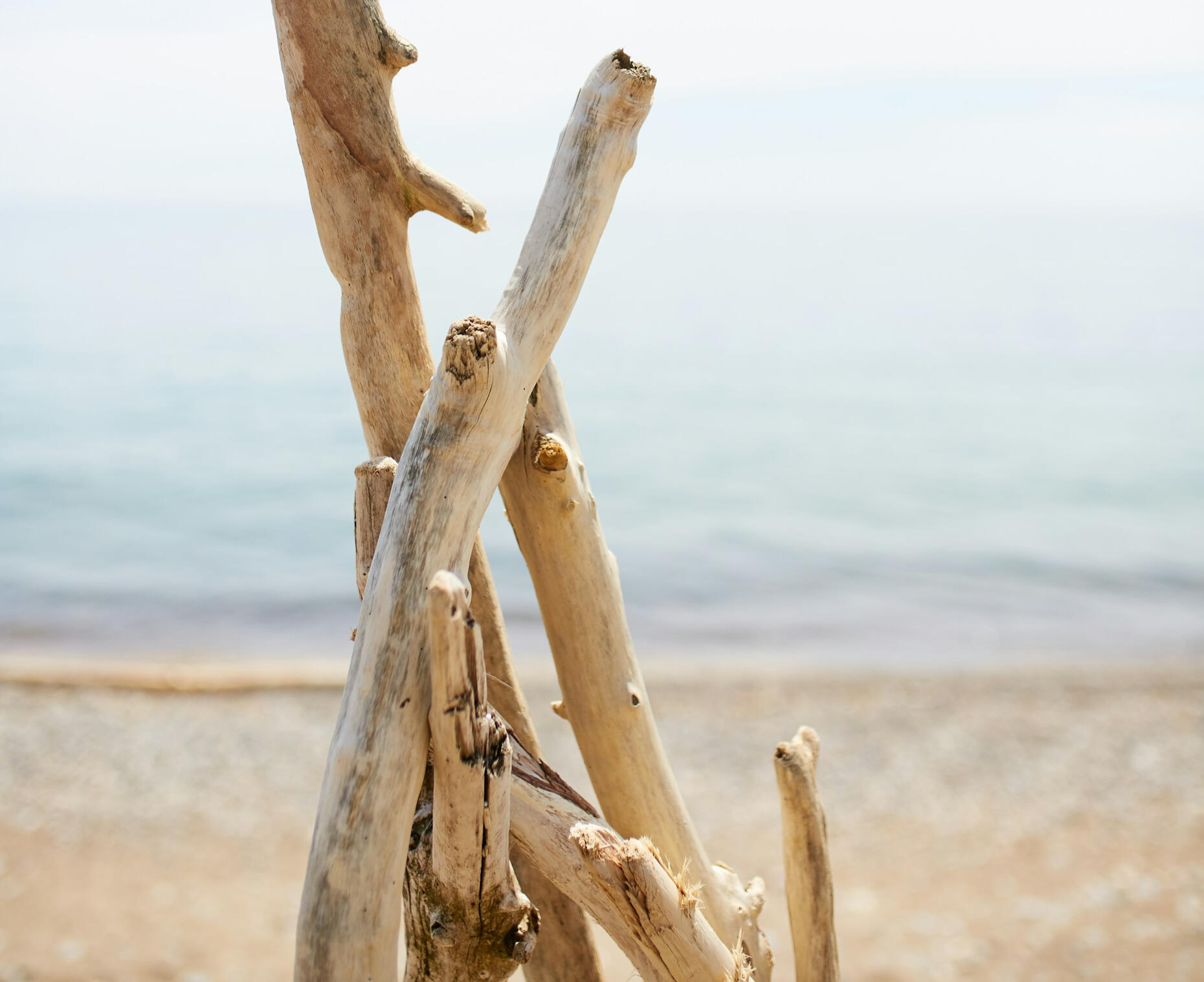Prestaciones de Plataforma estructura de ramas en la arena, símbolo de construcción artesanal de alojamientos