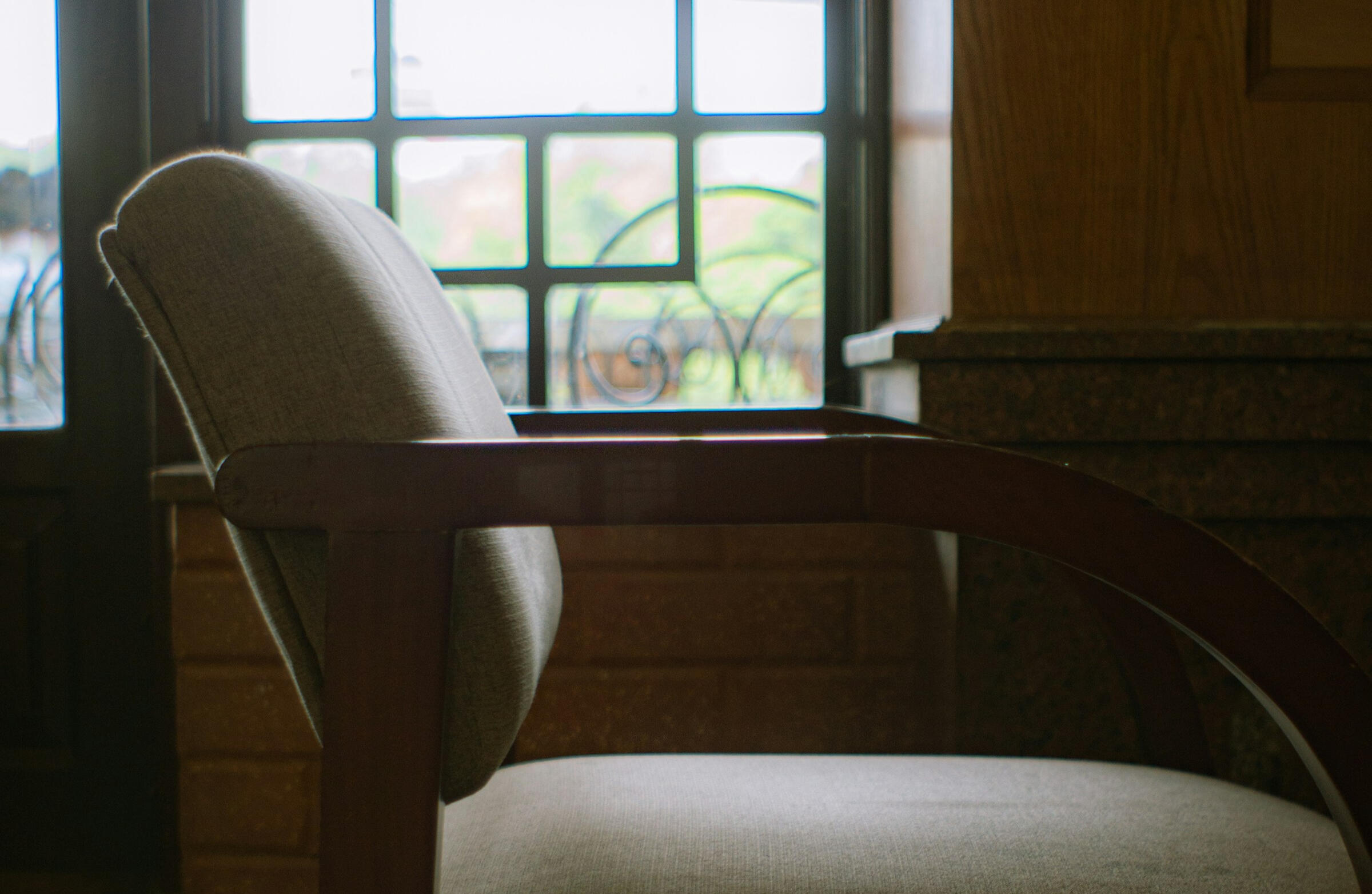 Todo empieza con una conversación silla junto a ventana iluminada, inicio de conversación para crear webs únicas de alojamientos